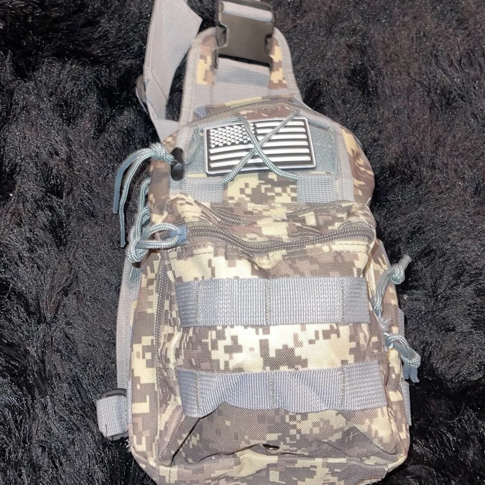 Camo shoulder army bag.